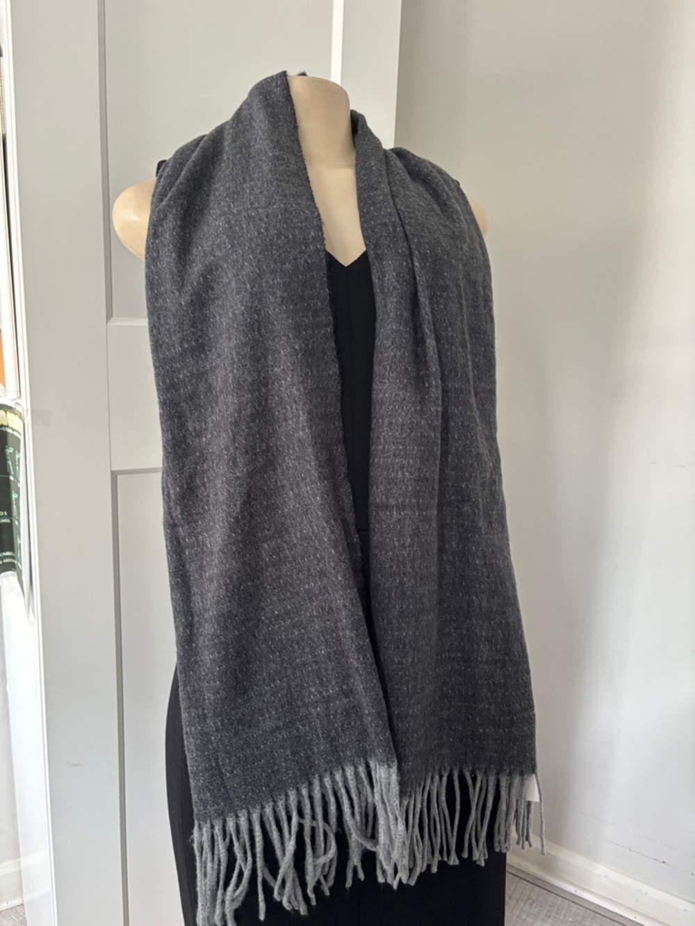 L accesorios italiano Charcoal Gray Fringe Wrap Scarf